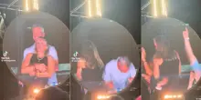 Coldplay a Boston, una coppia inquadrata dalla kiss cam scatena un caso virale