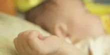 Morto bambino di 5 mesi, dormiva nel letto con i genitori: “Era privo di sensi e perdeva sangue dalla bocca”