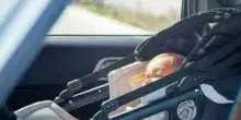 Bambino di 15 mesi muore in auto: dimenticato dal padre sotto il sole, indagine per omicidio colposo