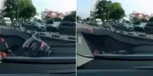 Terrore in strada, auto sprofonda in una voragine: il video da brividi
