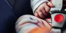 Va dall’estetista e lascia i figli in macchina, sotto il sole: tragedia spaventosa, il più piccolo trovato così