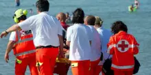 “L’ha mangiato e ha perso i sensi”. Dramma per una bimba in spiaggia: tutto in un istante