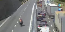 “È morta così”. Incidente spaventoso, inferno in autostrada: tutto bloccato, code per chilometri