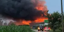 Incendio spaventoso in Italia: le fiamme all’improvviso, il fumo arriva a chilometri di distanza