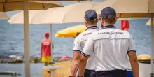 “C’è un cadavere sulla spiaggia”. La terribile scoperta in Italia: lo hanno trovato così