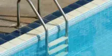 Trovato immobile in piscina, a testa in giù: dramma in Italia, il bimbo ha soltanto 7 anni