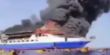 Traghetto in fiamme, a bordo tanti bambini: incendio spaventoso, il video del rogo