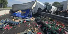 Camion sbanda, poi si ribalta: terrore in autostrada, traffico in tilt e code chilometriche