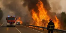 Incendio spaventoso in Italia, oltre 200 persone evacuate: chiusa la strada