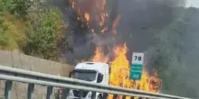 Camion in fiamme in autostrada, il terrore in un istante: traffico paralizzato, lunghe code