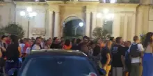 “Mi dimetto”. Il sindaco di Taranto assediato in Comune, poi la clamorosa decisione: caos totale