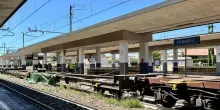 Scivola e viene travolto dal treno, orrore in Italia: la morte in un secondo