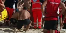 Muore così sotto gli occhi dei genitori: tragedia in spiaggia in Italia, era giovanissima