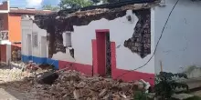 Scossa di terremoto fortissima, crollano le pareti delle case: terrore in un istante