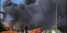Incendio spaventoso in Italia, fiamme alte e fumo: treni bloccati e traffico nel caos