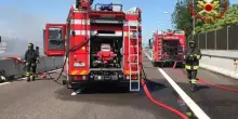 Auto in fiamme in autostrada, terrore in Italia: code chilometriche, traffico impazzito