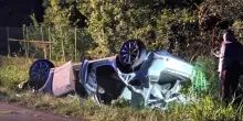 L’auto si ribalta e vola fuori strada: morto sul colpo, impatto spaventoso. Traffico in tilt