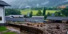 “Viene giù tutto”. Frana devastante, bloccate strade e ferrovie: caos totale