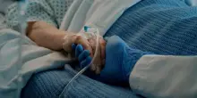 Abbandonata per due giorni in barella, poi il dramma. La rabbia del figlio, quelle parole