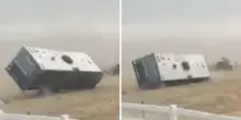 “Il camper sta volando via”. Vento spaventoso all’improvviso, il video è agghiacciante