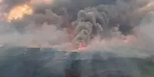 Caldo estremo, scoppia un incendio spaventoso: ci sono morti, famiglie chiuse in casa