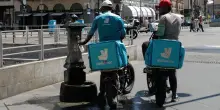 Glovo fa marcia indietro: sospesi i bonus caldo per i rider dopo le polemiche