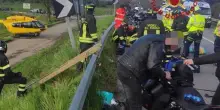 Terribile incidente, 19enne in moto si schianta contro un’auto. Finisce in tragedia: “Se ne va così”