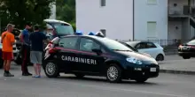 Donna di 50 anni travolta e uccisa da un’auto. I testimoni: “È tornato indietro, poi è ripartito”