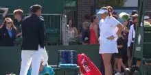 Wimbledon, Jelena Ostapenko spazientita: solleva la gonna per far vedere all’arbitro cosa indossa