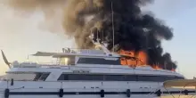 Scoppia incendio al porto, divorato lo yacht di lusso: panico e urla, danno enorme