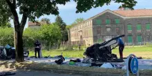 Non si ferma all’alt dei carabinieri e si schianta contro un albero: morto 23enne