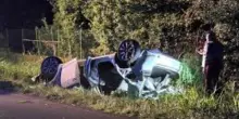 Incidente pauroso, l’auto si ribalta e finisce in un fosso: il 28enne muore così
