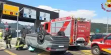 Auto si ribalta al casello: un incidente spettacolare senza gravi conseguenze