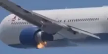 Terrore in cielo, il motore dell’aereo va in fiamme: il video da brividi