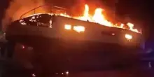 Terribile incendio, catamarano va a fuoco nella notte. Tanta paura
