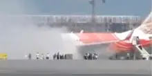 L’aereo atterra e prende fuoco, terrore in aeroporto: la scena è spaventosa