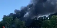 Camion prende fuoco in autostrada, caos e paura: tutto bloccato. Traffico in tilt