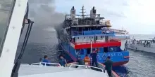 Incendio devastante sul traghetto, le fiamme divorano la nave: ci sono morti