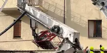 Operaio precipita e muore dopo la rottura del braccio elevatore