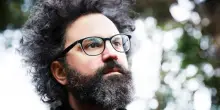 Simone Cristicchi sta male e annulla il concerto, hater scatenati: “Ipervaccinista, è il suo turno”