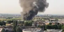 Mega incendio nella zona industriale: la colonna di fumo visibile da chilometri