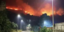 Incendi divorano tutto, la regione italiana brucia: 13 roghi nello stesso momento, è allarme