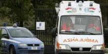 Schianto terribile, auto svolta e travolge due fidanzati in bici: impatto devastante