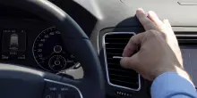 Auto rovente d’estate, come rinfrescarla senza accendere l’aria condizionata: trucco giapponese