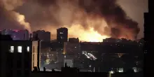 Raid russi da est a ovest, esplosioni nella notte in Ucraina. Trump: “Le armi a Kiev passeranno dalla Nato”