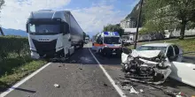 Scontro devastante contro un camion, famiglia distrutta: auto accartocciata, la tragedia atroce