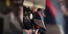 Terrore a bordo dell’areo, passeggero si lancia sul portellone: “Lo sta facendo, aiuto!”
