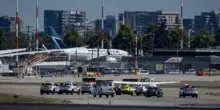 Minaccia il pilota e dirotta l’aereo: è caccia in volo. Accerchiato