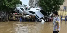 Strade come fiumi in piena, almeno 30 morti: inondazioni e pioggia battente
