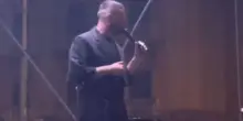 “Sono gay e allora…”. Il cantante italiano sale sul palco, poi la rivelazione